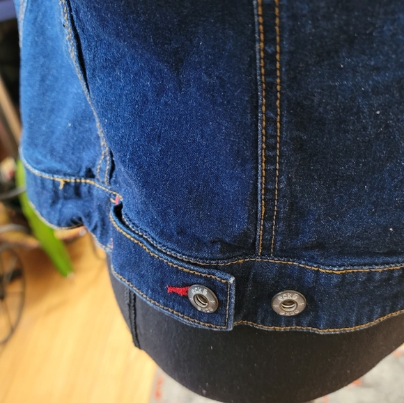Vintage Echo Dark jean jacket w/ rhino on the back - Picture 6 of 11